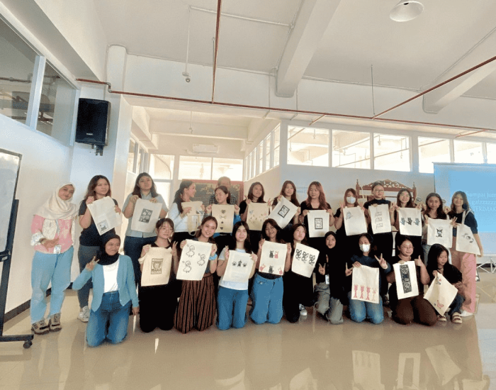 Gelar Workshop Printmaking (Cukil Lino Cut): Prodi DKV Universitas Kristen Petra Surabaya Pamerkan Skill Seni Rupa di Malang Creative Center