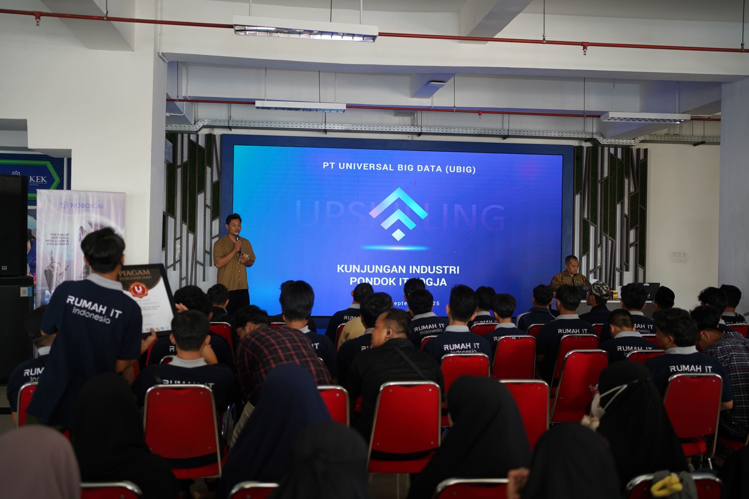 Pondok IT Yogyakarta Kunjungi MCC, Pelajari Langsung Inovasi NOBOX.AI bersama PT. Universal Big Data