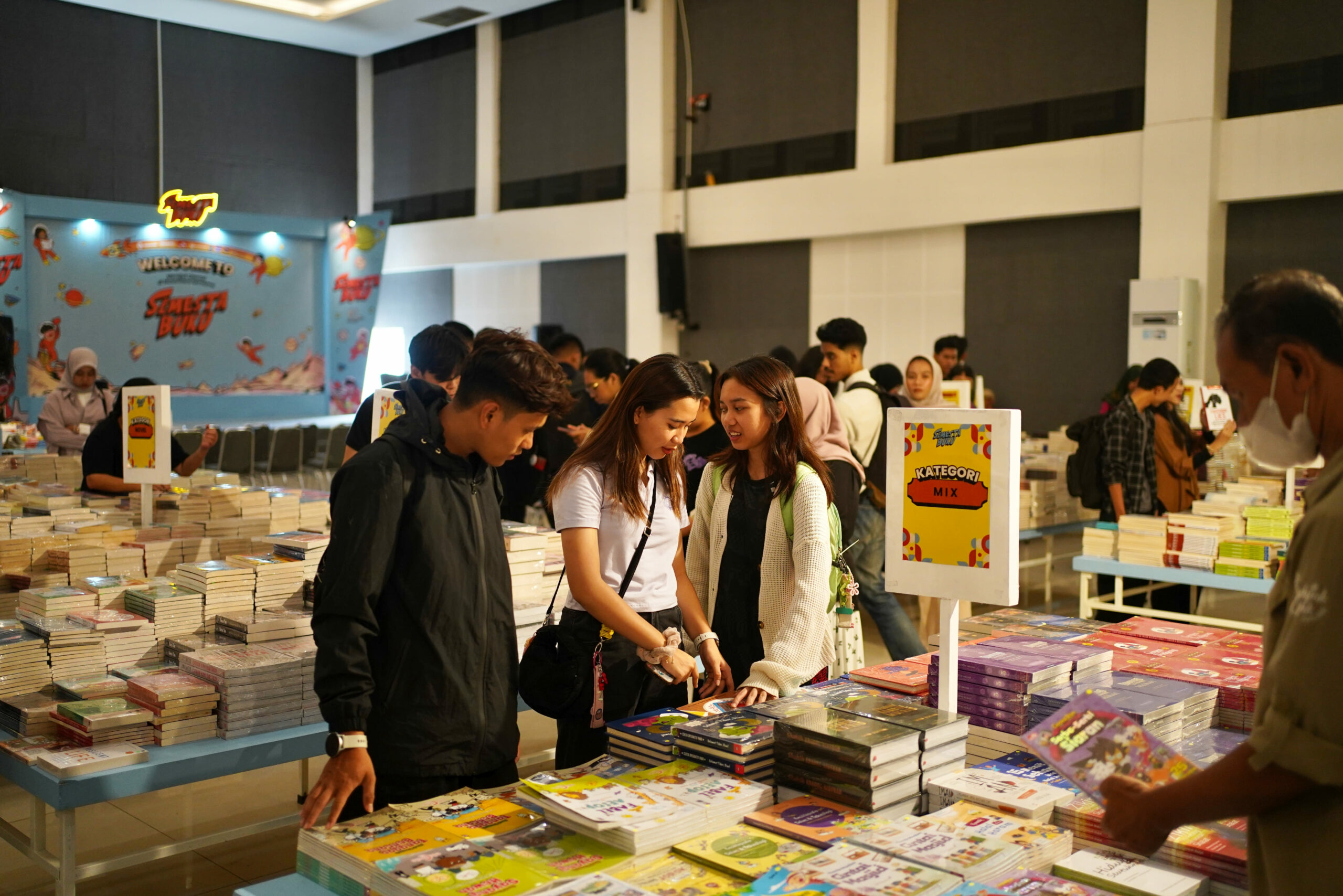 Surga bagi Pecinta Buku: Aroma Wangi Buku dan Berburu Euforia di Semesta Buku MCC